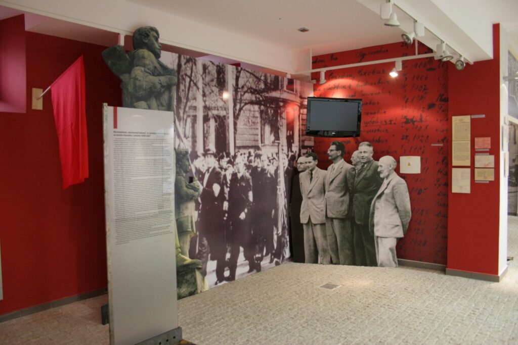 Fragment wystawy historycznej z wielkoformatowymi fotografiami, planszami informacyjnymi oraz elementami scenografii ekspozycji (kliknięcie powiększy zdjęcie).