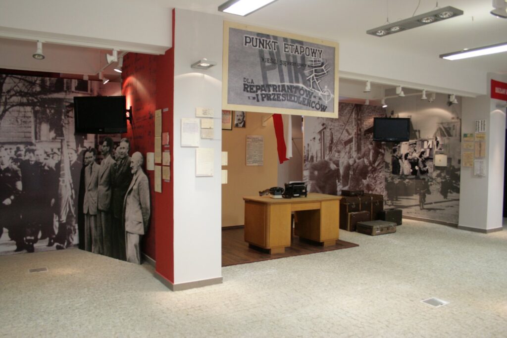 Fragment ekspozycji prezentującej materiały archiwalne, fotografie oraz rekonstrukcję wnętrza z okresu powojennego (kliknięcie powiększy zdjęcie).