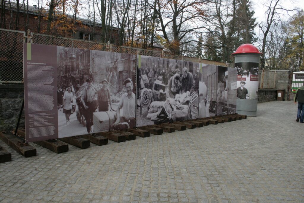Plenerowa część wystawy z wielkoformatowymi fotografiami i planszami historycznymi prezentowanymi przed muzeum (kliknięcie powiększy zdjęcie).