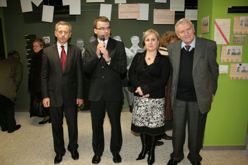Otwarcie wystawy z udziałem organizatorów i zaproszonych gości podczas oficjalnego przemówienia w sali ekspozycyjnej (kliknięcie powiększy zdjęcie).