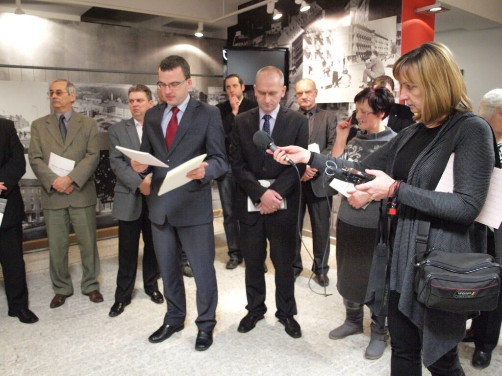 Przemówienie organizatora podczas inauguracji wystawy w obecności zaproszonych gości (kliknięcie powiększy zdjęcie).