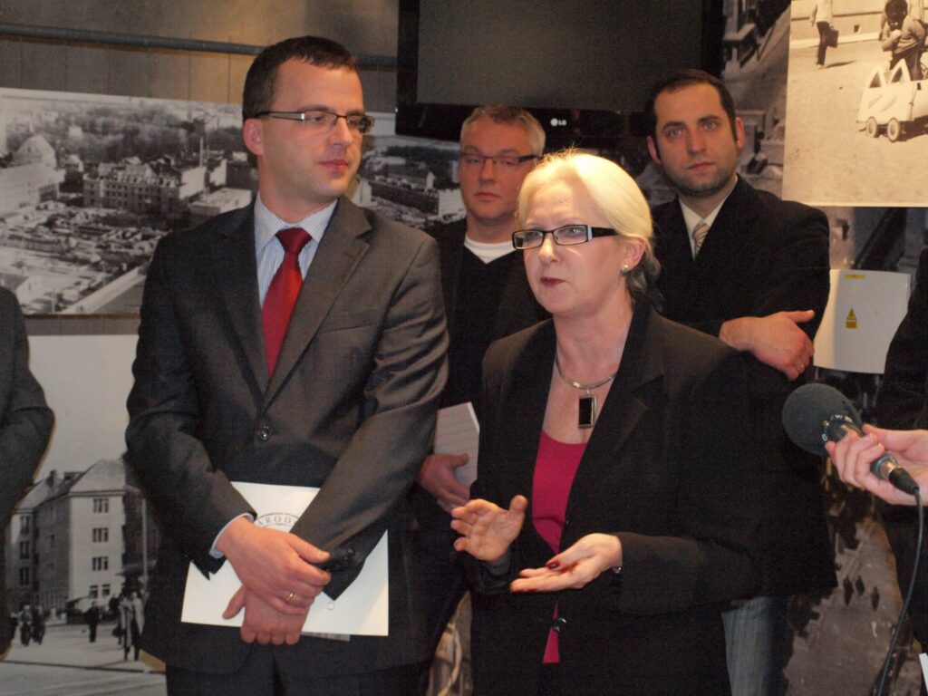 Przemówienie przedstawicielki muzeum podczas otwarcia wystawy z udziałem organizatorów wydarzenia (kliknięcie powiększy zdjęcie).