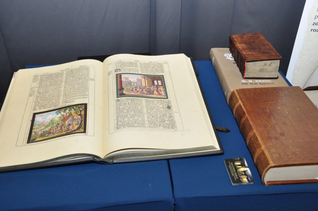 Gablota z reprodukcją bogato iluminowanego średniowiecznego rękopisu Biblii, dawnych opraw ksiąg oraz publikacji o historii i rozwoju piśmiennictwa biblijnego (kliknięcie powiększy zdjęcie).
