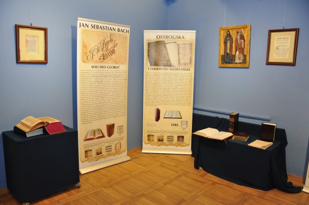 Fragment ekspozycji poświęconej historii Biblii z planszami dotyczącymi Jana Sebastiana Bacha i Biblii Ostrogskiej oraz prezentowanymi dawnymi księgami i zabytkowymi drukami (kliknięcie powiększy zdjęcie).