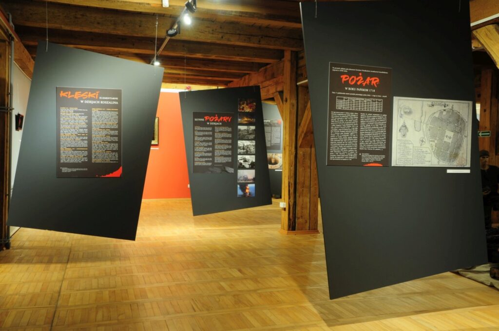 Widok ekspozycji z planszami tematycznymi prezentującymi historię pożarów oraz materiałami archiwalnymi (kliknięcie powiększy zdjęcie).