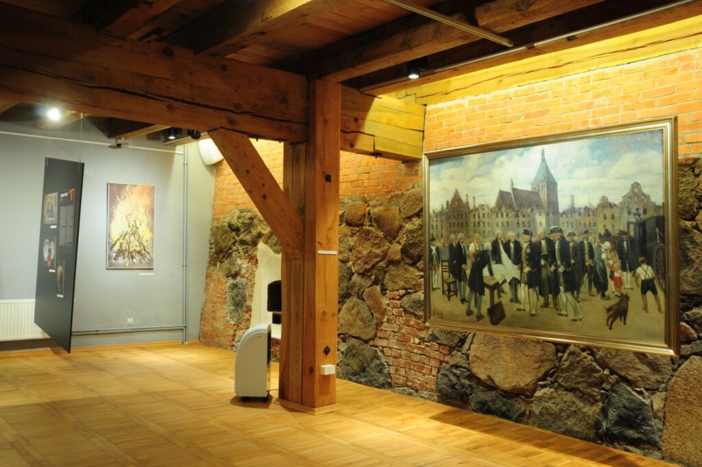 Fragment wystawy z obrazem historycznym oraz elementami ekspozycji poświęconej dziejom pożarów (kliknięcie powiększy zdjęcie).