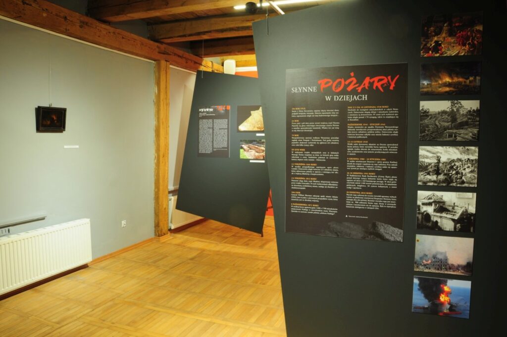 Plansza wprowadzająca do wystawy z informacjami o pożarach w dziejach oraz fragment ekspozycji prezentowanej w sali muzealnej (kliknięcie powiększy zdjęcie).