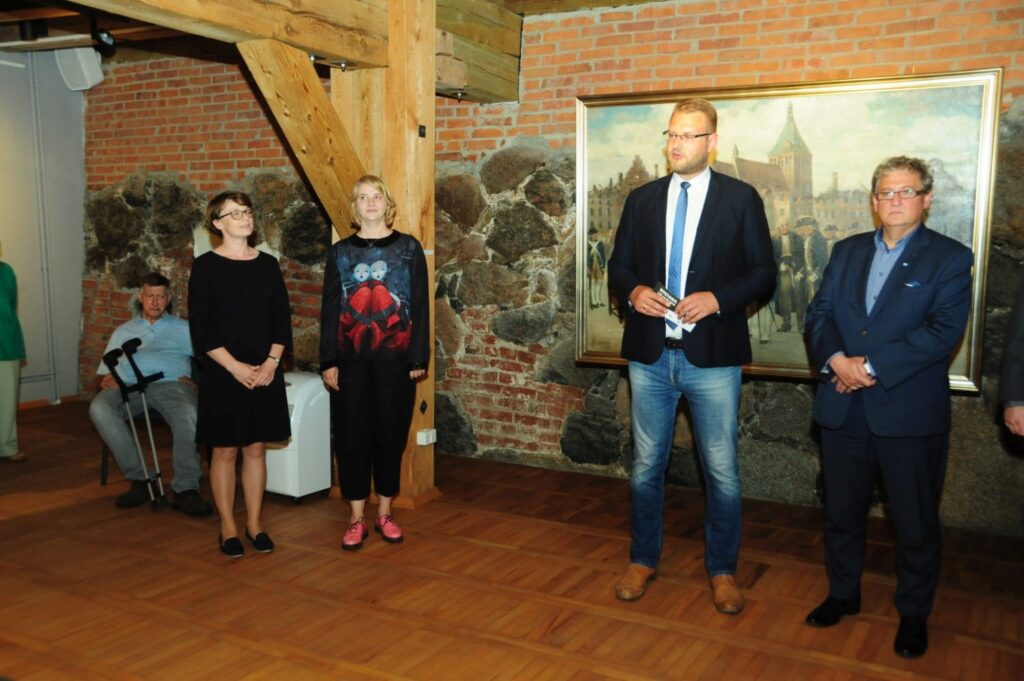 Powitanie uczestników wernisażu przez przedstawicieli muzeum przed rozpoczęciem zwiedzania ekspozycji (kliknięcie powiększy zdjęcie).