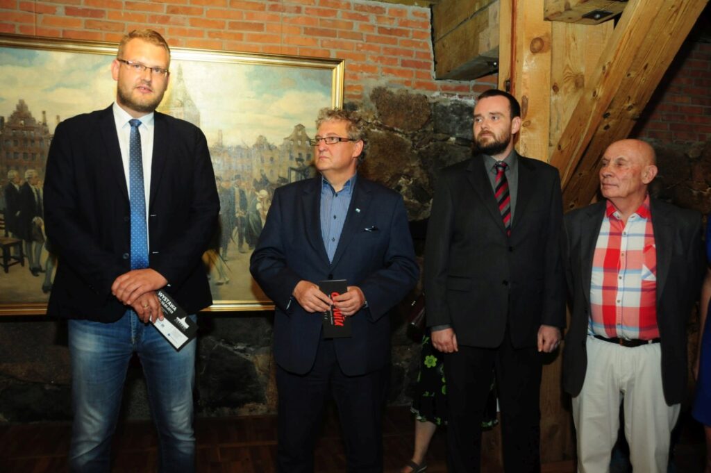 Organizatorzy i goście honorowi podczas oficjalnego otwarcia wystawy w przestrzeni muzealnej (kliknięcie powiększy zdjęcie).