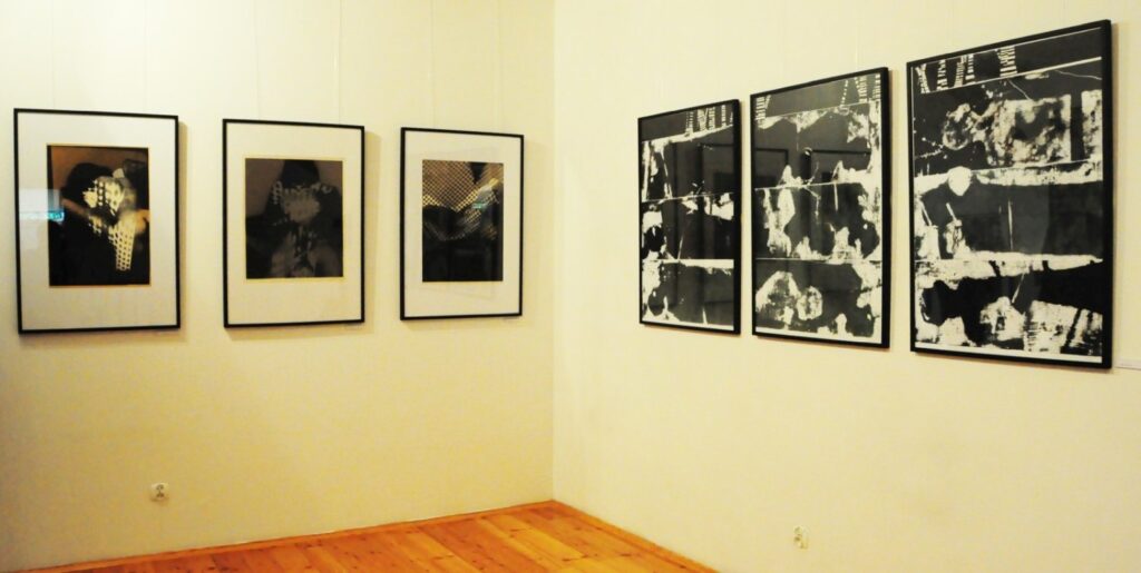 Fragment wystawy z zestawem grafik i fotografii eksponowanych na białych ścianach galerii (kliknięcie powiększy zdjęcie).