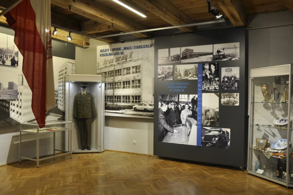 Ekspozycja przedstawiająca rozwój Koszalina w okresie Polski Ludowej. Obok wielkoformatowych fotografii i plansz informacyjnych znajduje się mundur z epoki oraz gabloty z pamiątkami i dokumentami historycznymi (kliknięcie powiększy zdjęcie).