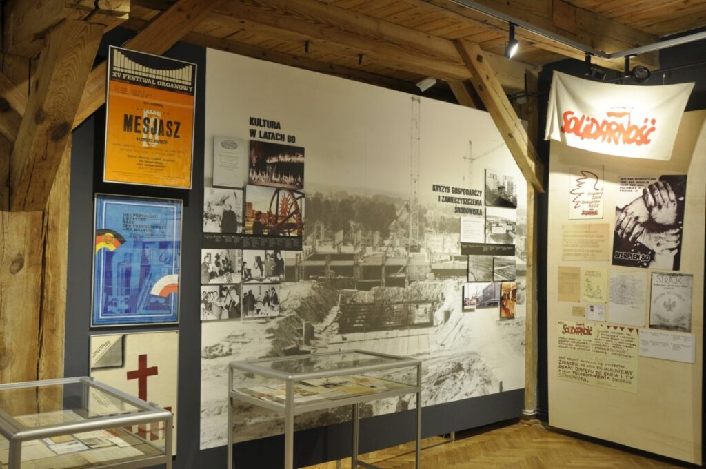 Fragment wystawy z planszami poświęconymi powojennej historii miasta. Na ścianach zaprezentowano archiwalne fotografie, plakaty, dokumenty oraz teksty opisujące wydarzenia i przemiany społeczne pierwszych powojennych lat (kliknięcie powiększy zdjęcie).
