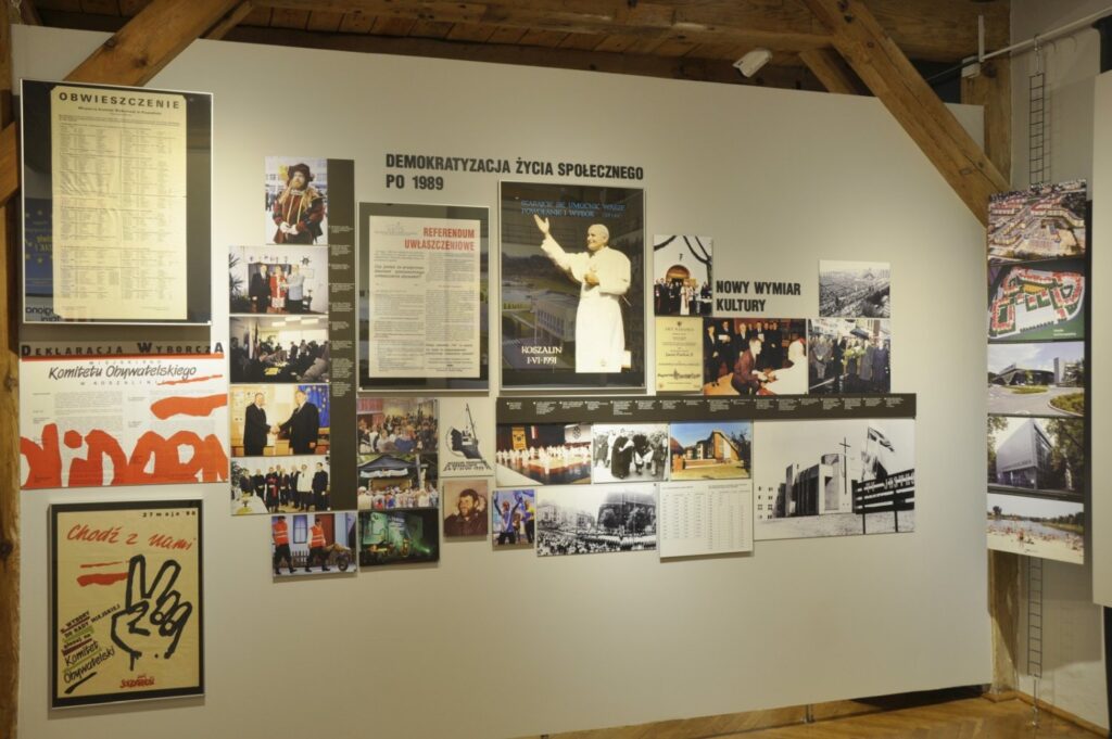 Plansza wystawowa poświęcona przemianom społecznym po 1989 roku. Ekspozycja łączy fotografie, wycinki prasowe, plakaty, dokumenty oraz materiały ilustrujące najważniejsze wydarzenia polityczne i kulturalne regionu (kliknięcie powiększy zdjęcie).