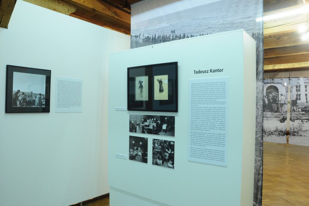 Część wystawy poświęcona Tadeuszowi Kantorowi. Na białej ścianie umieszczono obszerny tekst kuratorski, fotografie archiwalne oraz reprodukcje prac artysty, a ekspozycję uzupełniają czarno-białe zdjęcia dokumentujące jego działalność teatralną i artystyczną (kliknięcie powiększy zdjęcie).
