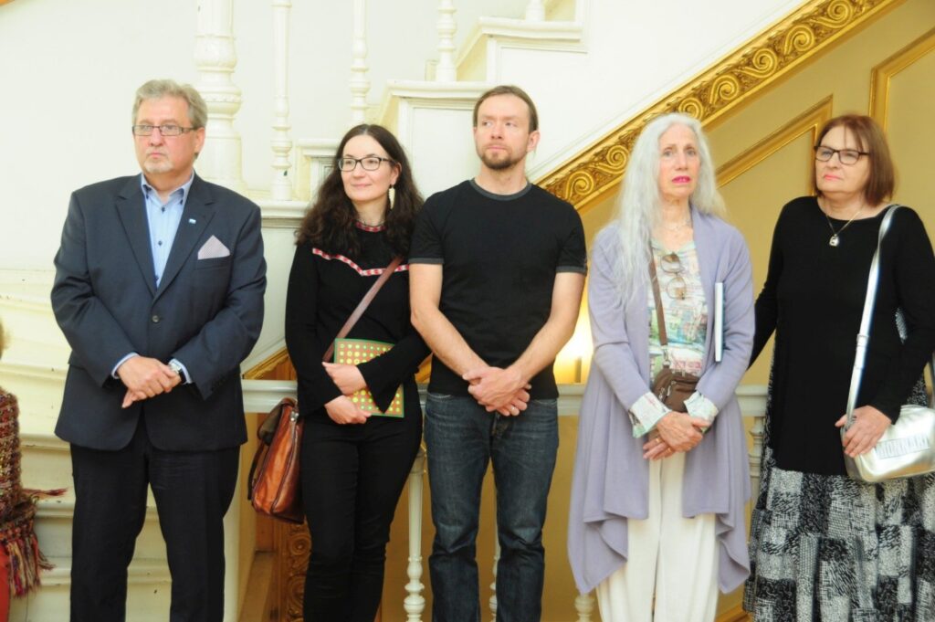 Grupa sześciu osób pozuje do zdjęcia w reprezentacyjnym wnętrzu, przy schodach i eksponowanych obrazach (kliknięcie powiększy zdjęcie).