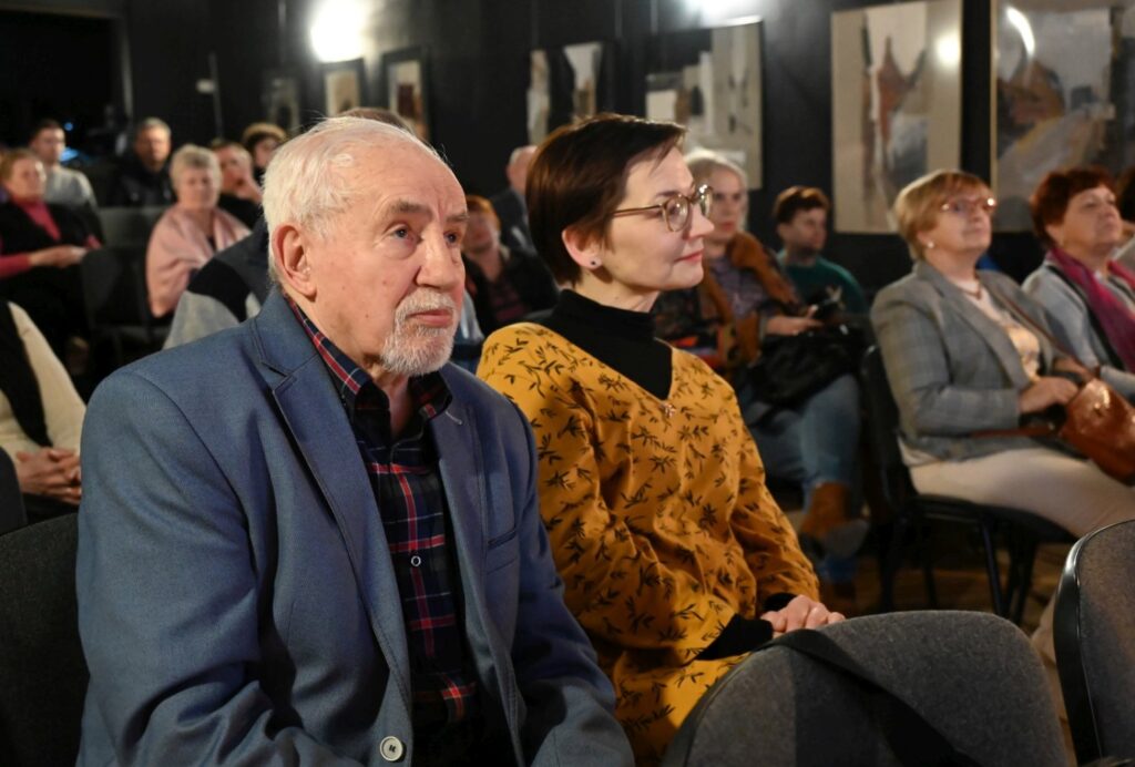 Publiczność siedząca na sali podczas spotkania promującego książkę o zabytkach Pomorza Zachodniego (kliknięcie powiększy zdjęcie).