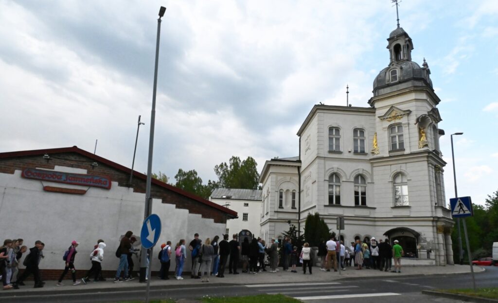 Kolejka osób stojących przed budynkiem muzeum czekających na wejście podczas wydarzenia noc muzeów (kliknięcie powiększy zdjęcie).