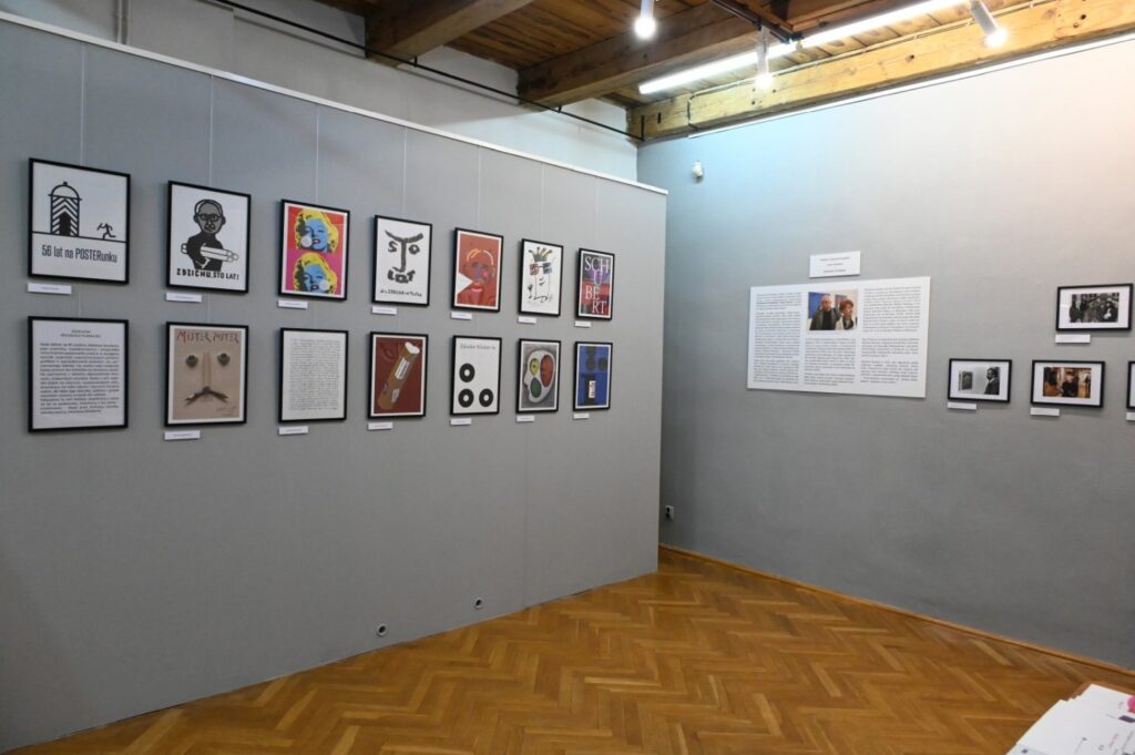 Część wystawy poświęcona materiałom dokumentacyjnym; na szarych panelach umieszczono niewielkie reprodukcje prac, fotografie, teksty informacyjne i materiały biograficzne (kliknięcie powiększy zdjęcie).
