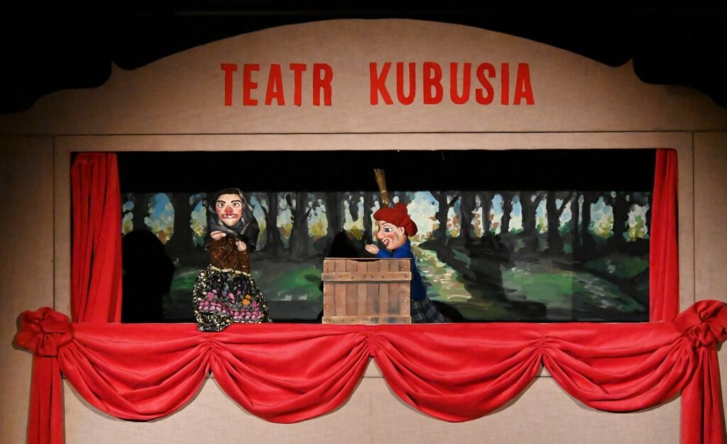 Scena teatrzyku kukiełkowego z napisem „Teatr Kubusia”, na której widoczne są lalki (kliknięcie powiększy zdjęcie).