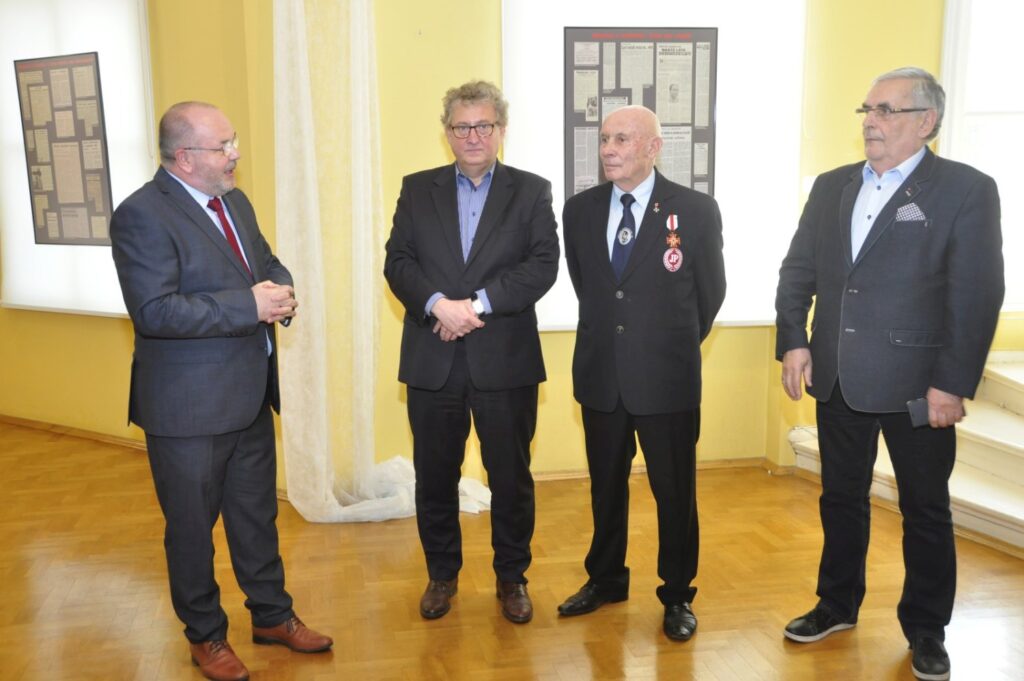 Otwarcie wystawy historycznej z udziałem organizatorów i zaproszonych gości zgromadzonych w sali ekspozycyjnej (kliknięcie powiększy zdjęcie).