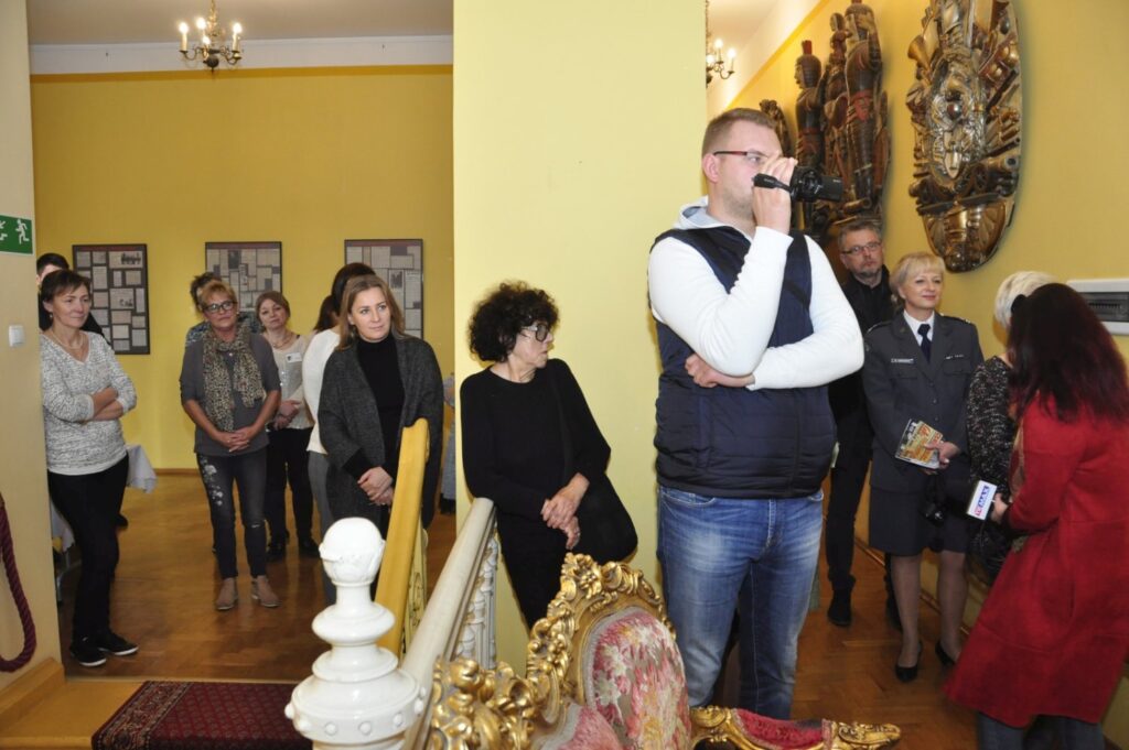Goście zgromadzeni w sali wystawowej podczas oprowadzania po ekspozycji historycznej (kliknięcie powiększy zdjęcie).