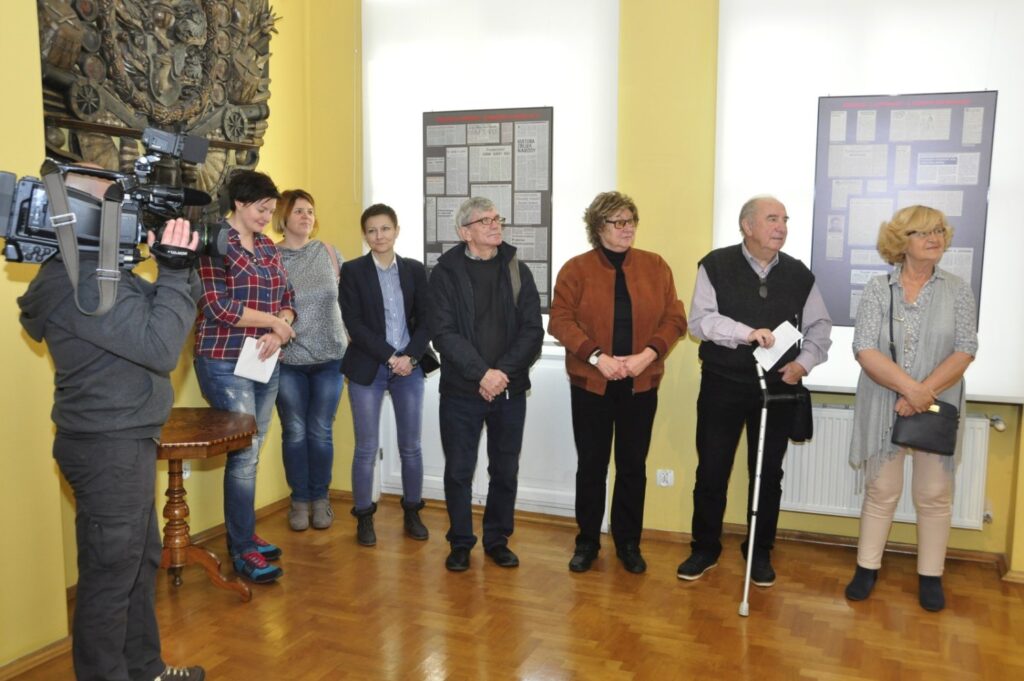 Uczestnicy wernisażu oraz ekipa telewizyjna podczas oficjalnego otwarcia wystawy historycznej (kliknięcie powiększy zdjęcie).
