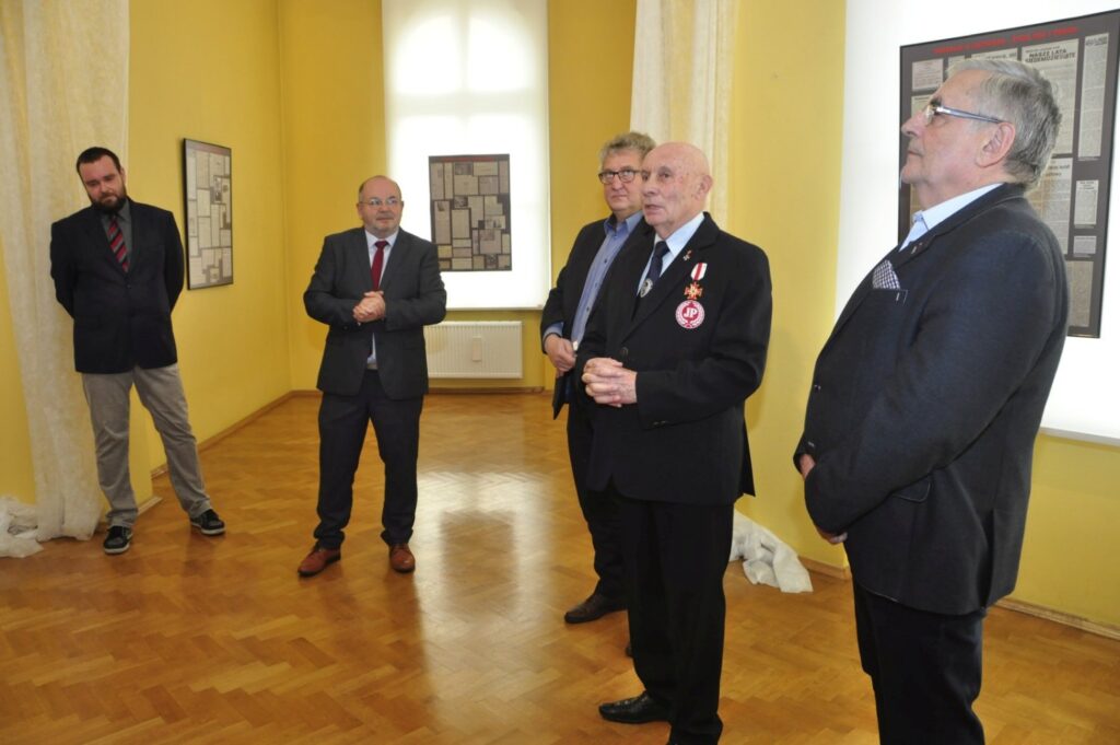 Przemówienie podczas otwarcia wystawy historycznej w otoczeniu plansz prezentujących archiwalne materiały i dokumenty (kliknięcie powiększy zdjęcie).