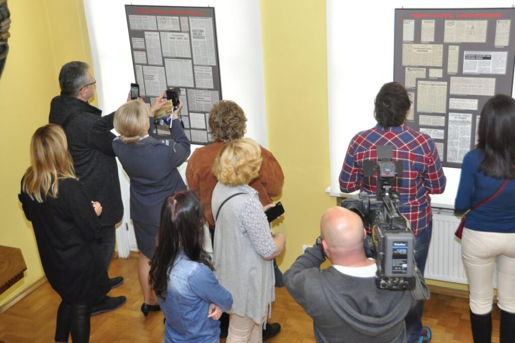 Uczestnicy wydarzenia zapoznający się z planszami prezentującymi archiwalne dokumenty i fotografie (kliknięcie powiększy zdjęcie).