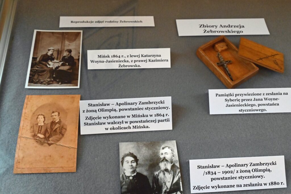 Pamiątki rodziny Żebrowskich związane z powstaniem styczniowym i zesłaniem na Syberię, obejmujące fotografie członków rodziny, dokumenty oraz przedmioty zachowane jako świadectwa losów powstańców i ich bliskich (kliknięcie powiększy zdjęcie).