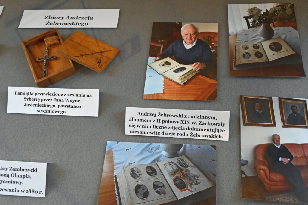 Zbiory Andrzeja Żebrowskiego, prezentujące rodzinne fotografie, dokumenty i pamiątki związane z historią rodziny oraz powstaniem styczniowym; widoczny jest między innymi album rodzinny oraz zachowane fotografie i przedmioty przekazywane przez kolejne pokolenia (kliknięcie powiększy zdjęcie).