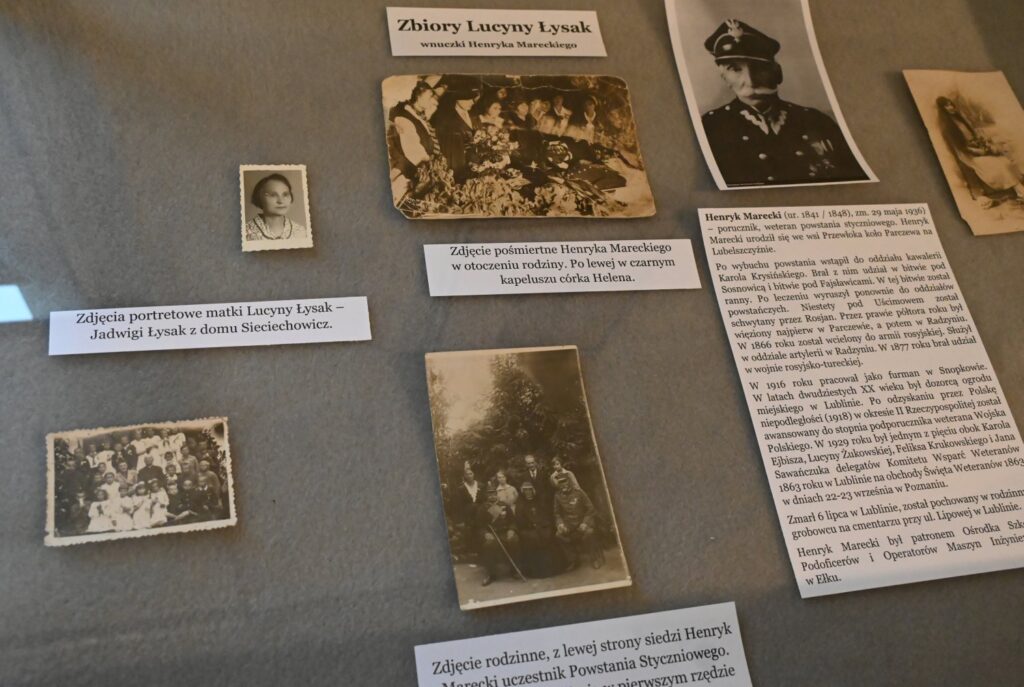 Zbiory Lucyny Łysak poświęcone historii rodziny, obejmujące fotografie portretowe, zdjęcia rodzinne, dokumenty i materiały biograficzne; ekspozycja przedstawia losy członków rodziny oraz pamiątki związane z ich życiem i udziałem w wydarzeniach historycznych (kliknięcie powiększy zdjęcie).