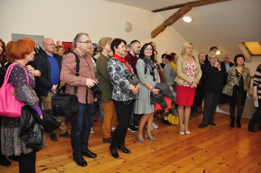 Goście zgromadzeni podczas wernisażu słuchają przemówień inaugurujących wystawę (kliknięcie powiększy zdjęcie).