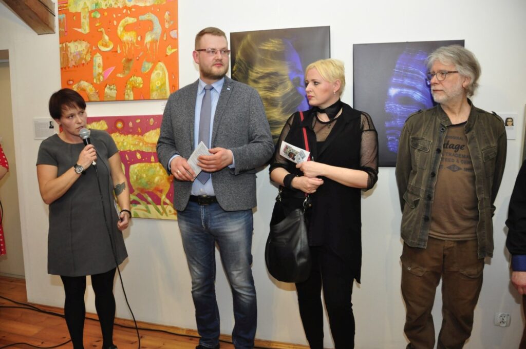 Otwarcie wystawy z udziałem organizatorów i artystów podczas oficjalnego przemówienia w sali galerii (kliknięcie powiększy zdjęcie).