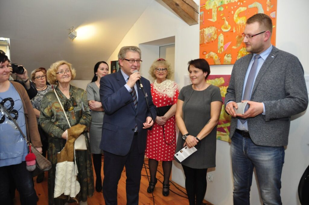 Przemówienie podczas wernisażu wystawy w obecności zaproszonych gości i uczestników wydarzenia (kliknięcie powiększy zdjęcie).