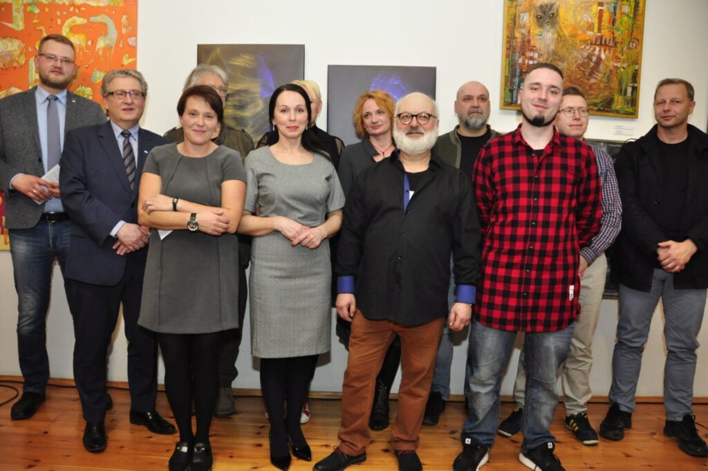 Pamiątkowe zdjęcie organizatorów, artystów oraz osób zaangażowanych w przygotowanie wystawy (kliknięcie powiększy zdjęcie).