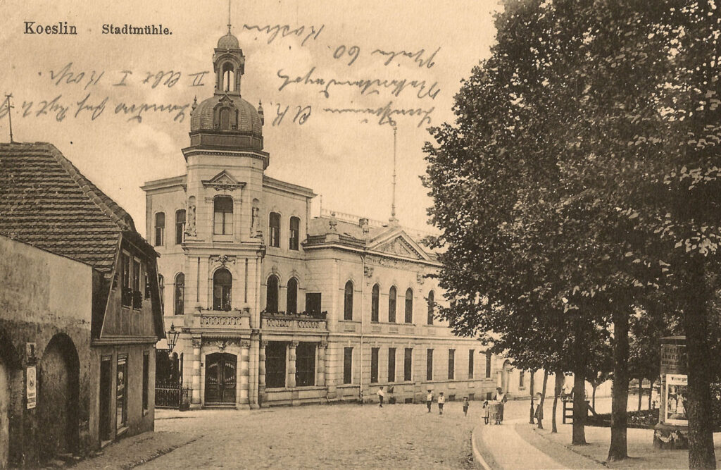 Archiwalna pocztówka przedstawiająca budynek obecnego Muzeum w Koszalinie; fotografia wykonana w 1916 roku, z widocznym napisem „Koślin Stadtmühle” oraz odręcznymi zapiskami na pocztówce (kliknięcie powiększy zdjęcie).