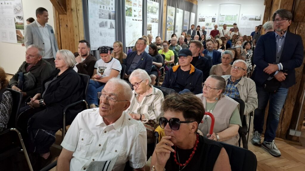 Zbliżenie na publiczność siedzącą w sali, uczestnicy słuchają wystąpienia podczas spotkania (kliknięcie powiększy zdjęcie).