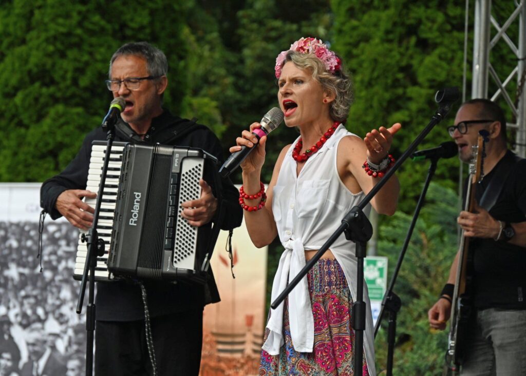 Wokalistka i akordeonista podczas występu na scenie plenerowej w trakcie dożynek (kliknięcie powiększy zdjęcie).