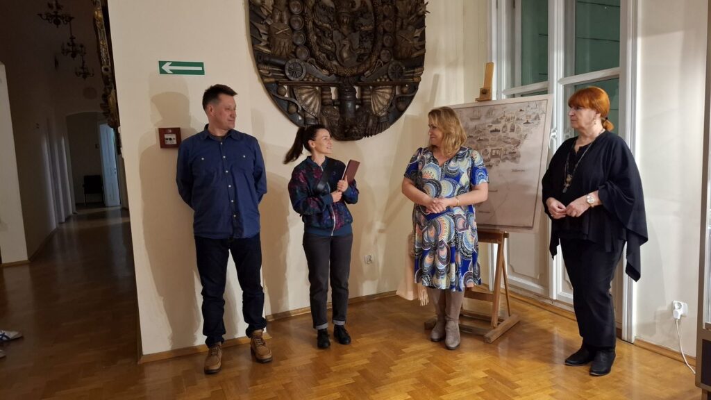 Prowadzący spotkanie stoją w sali muzealnej podczas wprowadzenia do zwiedzania wystawy sztuki dawnej (kliknięcie powiększy zdjęcie).