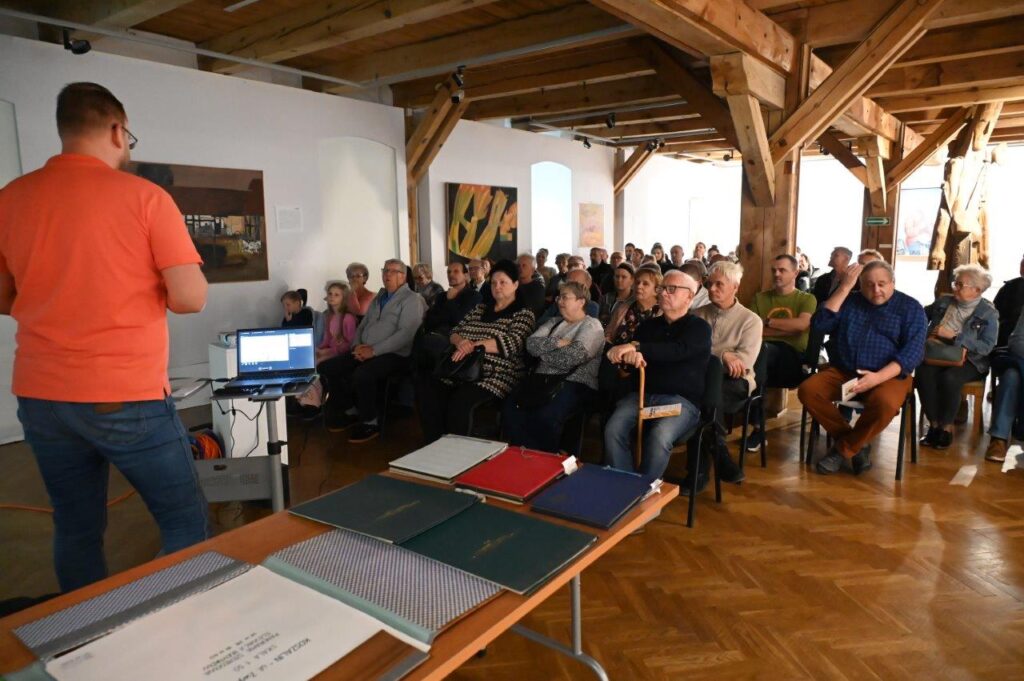 Prelegent prowadzi wykład o historii dla uczestników zgromadzonych w sali muzealnej (kliknięcie powiększy zdjęcie).