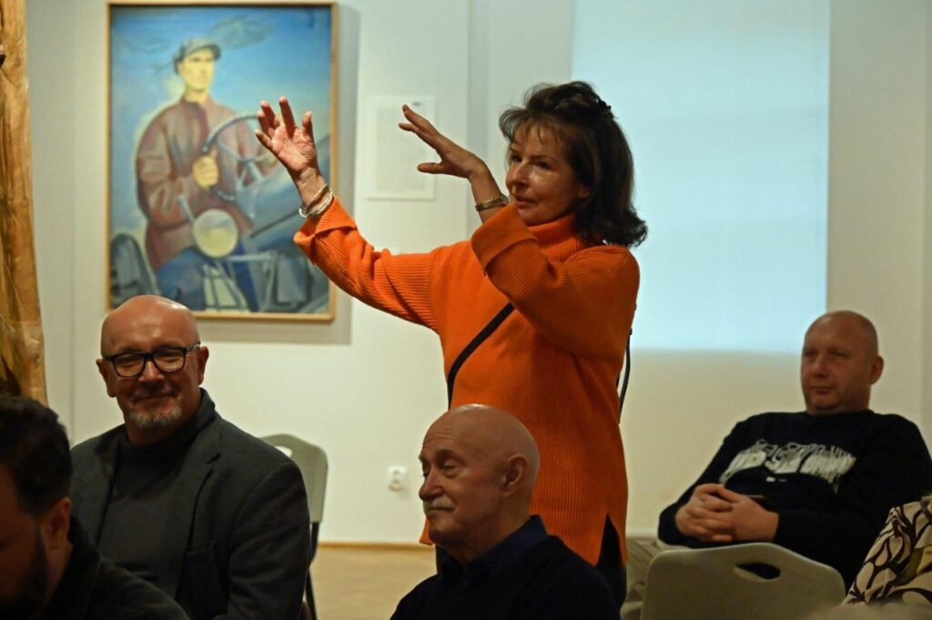 Uczestniczka wykładu zadaje pytanie podczas spotkania poświęconego historii (kliknięcie powiększy zdjęcie).