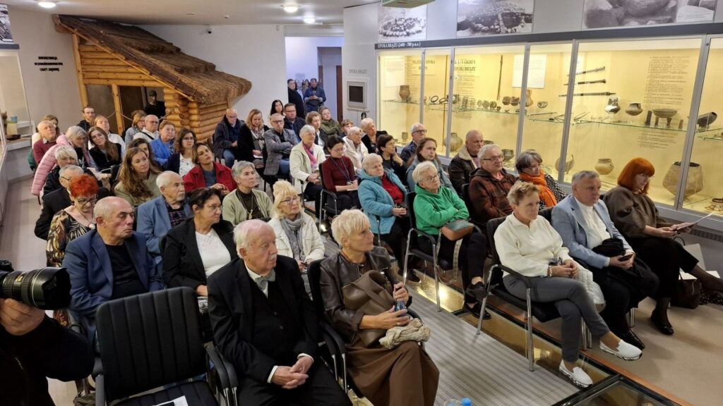 Licznie zgromadzona publiczność podczas spotkania, widok na uczestników siedzących w rzędach (kliknięcie powiększy zdjęcie).