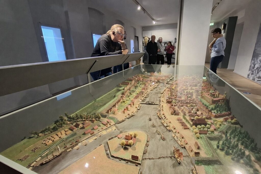 Makieta historycznej zabudowy miasta prezentowana w długiej, przeszklonej gablocie muzealnej (kliknięcie powiększy zdjęcie)