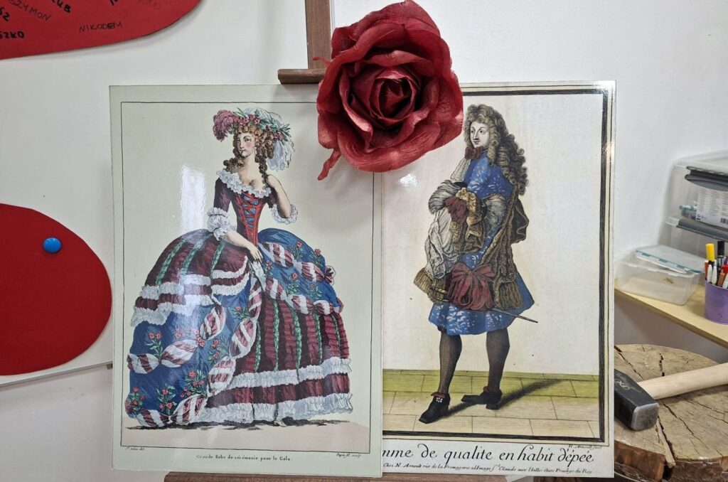 Reprodukcje dawnych rycin przedstawiających elegancko ubrane postacie umieszczone obok czerwonej dekoracji w kształcie róży (kliknięcie powiększy zdjęcie).