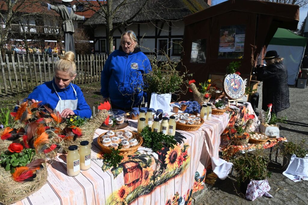 Stoisko z domowymi przetworami i dekoracjami wielkanocnymi podczas kiermaszu na dziedzińcu muzeum (kliknięcie powiększy zdjęcie).