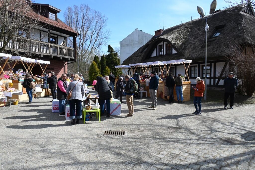 muzeum (kliknięcie powiększy zdjęcie)Widok ogólny na dziedziniec muzeum z licznymi stoiskami i odwiedzającymi podczas kiermaszu (kliknięcie powiększy zdjęcie).
