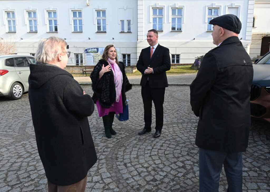 Spotkanie delegacji z Wiceministrem Kultury i Dziedzictwa Narodowego przed budynkiem muzeum, rozmowy na dziedzińcu (kliknięcie powiększy zdjęcie).