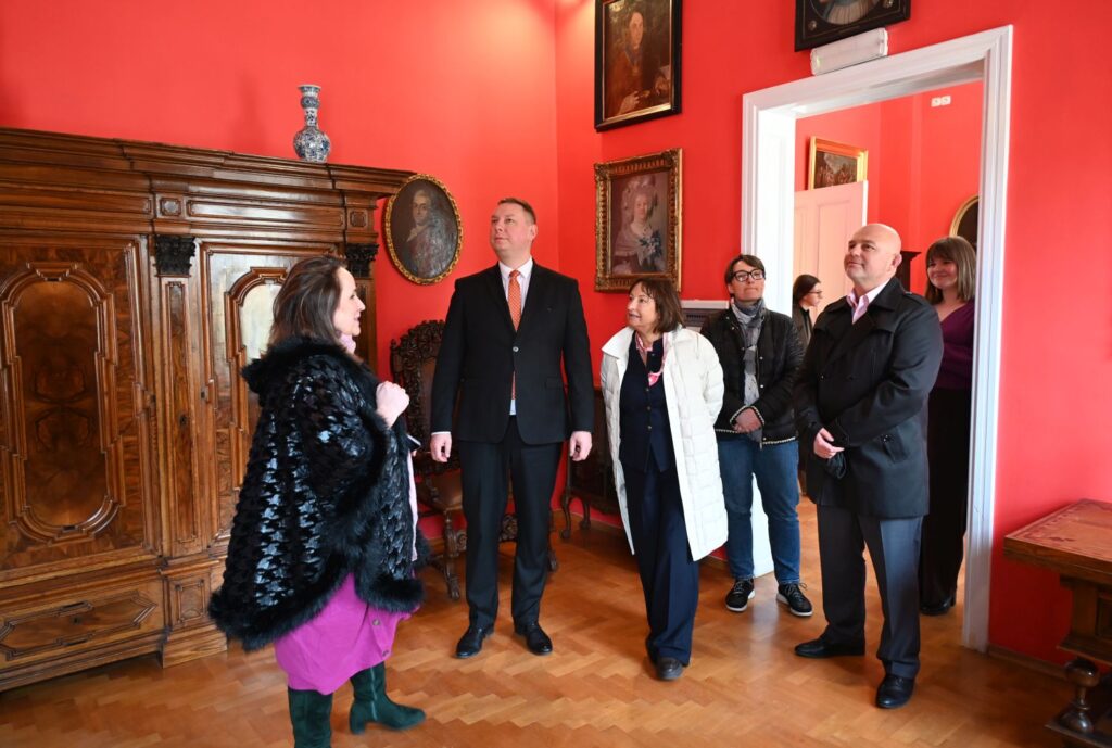 Zwiedzanie wystawy sztuki dawnej z udziałem Wiceministra Kultury i Dziedzictwa Narodowego (kliknięcie powiększy zdjęcie).