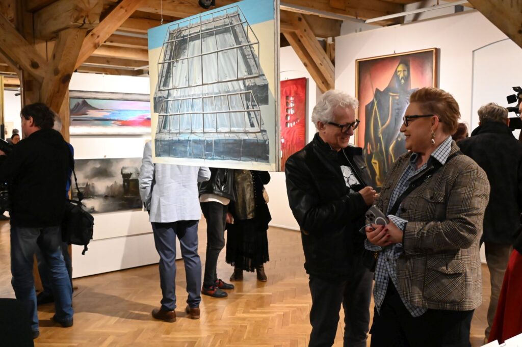 Goście oglądający prace i rozmawiający w przestrzeni galerii podczas wernisażu (kliknięcie powiększy zdjęcie).