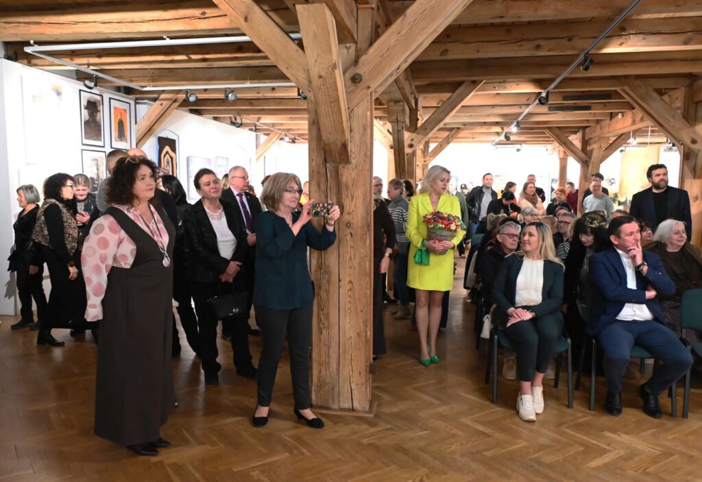 Publiczność zgromadzona podczas wernisażu słucha przemówienia (kliknięcie powiększy zdjęcie).